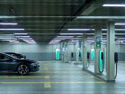 Parkhaus mit E-Ladestation